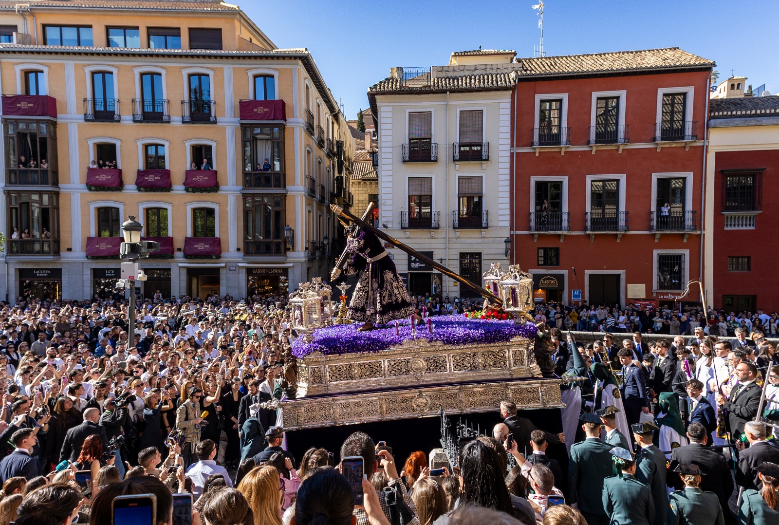 granada-se-vuelca-con-la-esperanza-una-multitud-arropa-su-historica-salida-en-el-martes-santo-2026