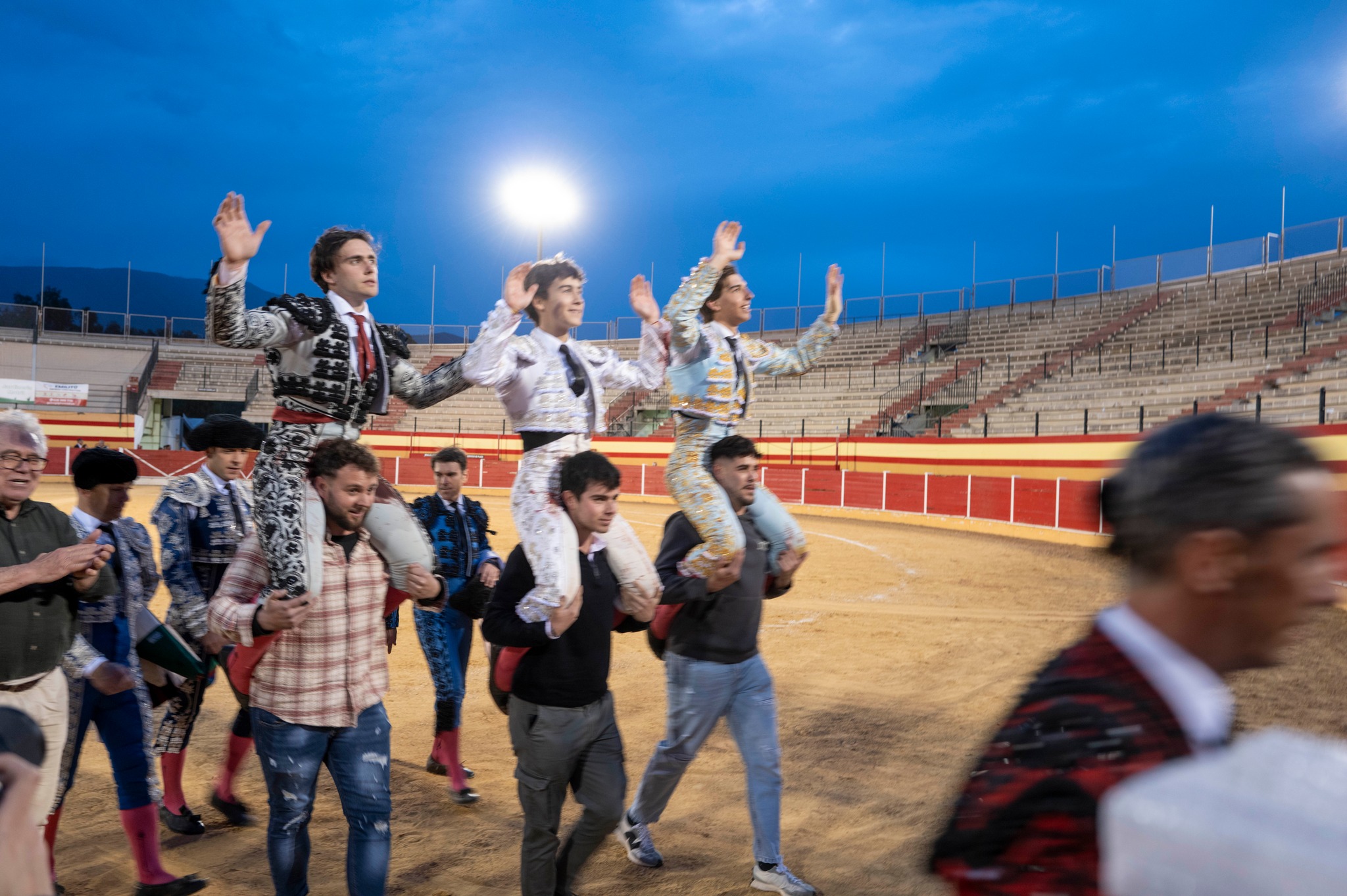 motril-por-la-puerta-grande-salieron-a-honbros-los-tres-novilleros-tras-una-tarde-de-entrega-y-triunfo