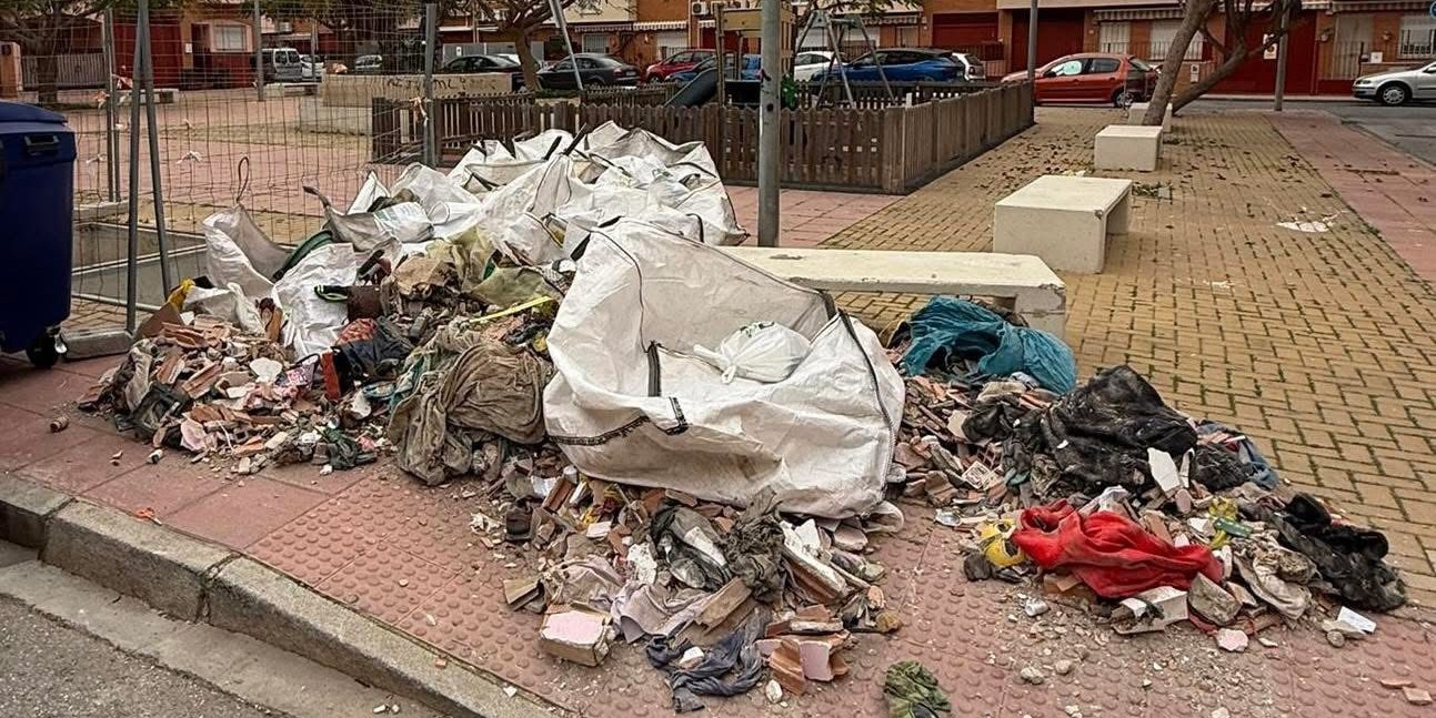 motril-santa-adela-al-limite-la-plaza-cachalote-convertida-en-vertedero-por-el-incivismo-vecinal-de-determinados-irresponsables