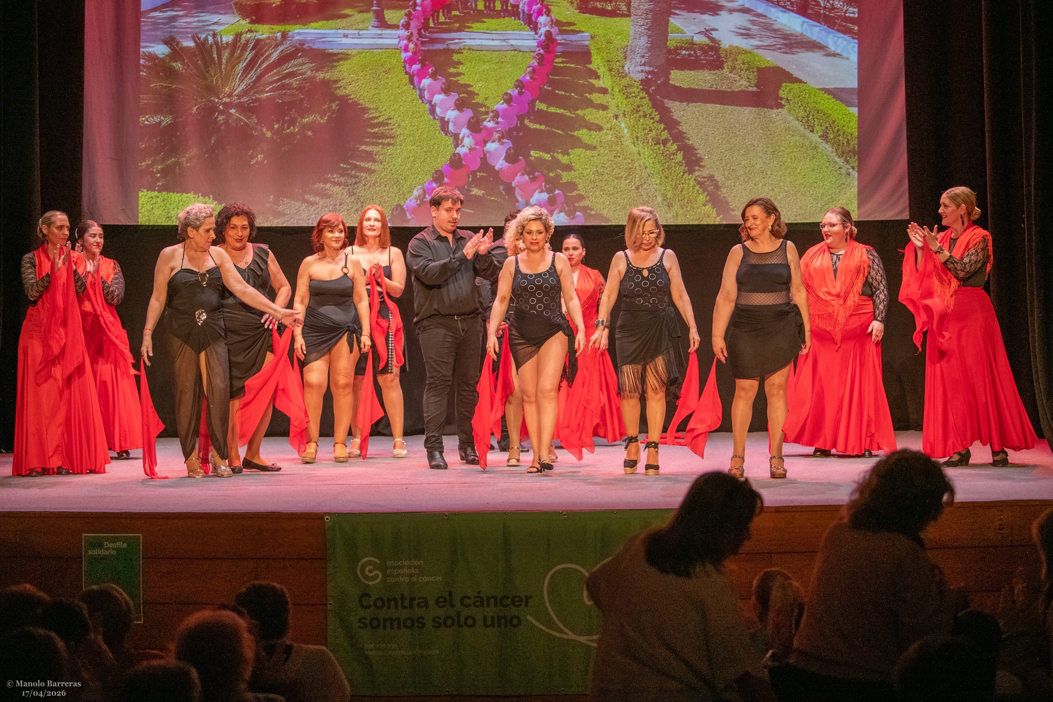 el-motril-xxiii-desfile-de-modelos-de-la-aecc-ofrecio-belleza-superacion-y-vida-sobre-la-pasarela-del-teatro-calderon