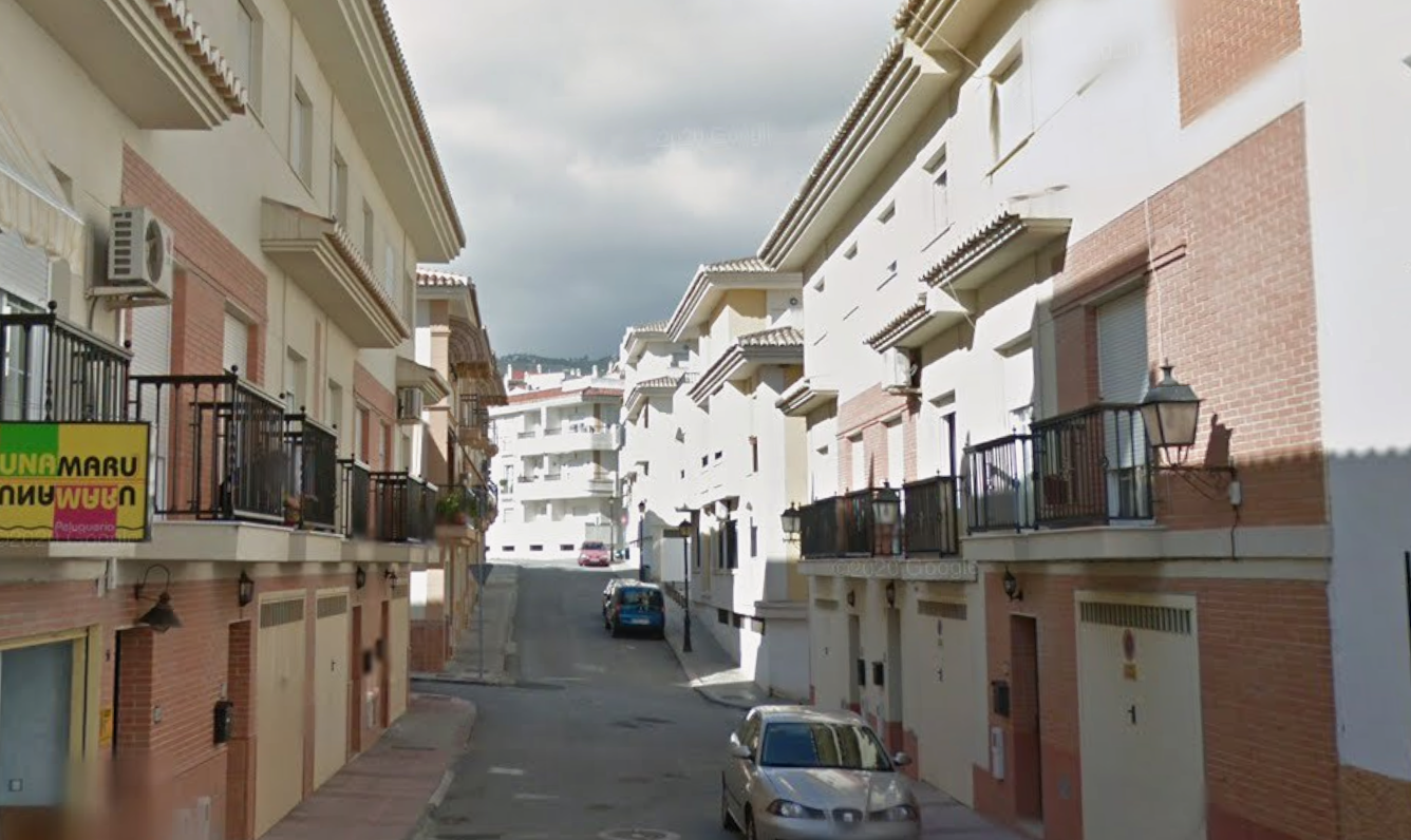 salobrena-un-incendio-originado-en-una-sarten-deja-a-un-hombre-de-64-anos-afectado-por-humo-en-su-vivienda-sin-necesidad-de-desalojos