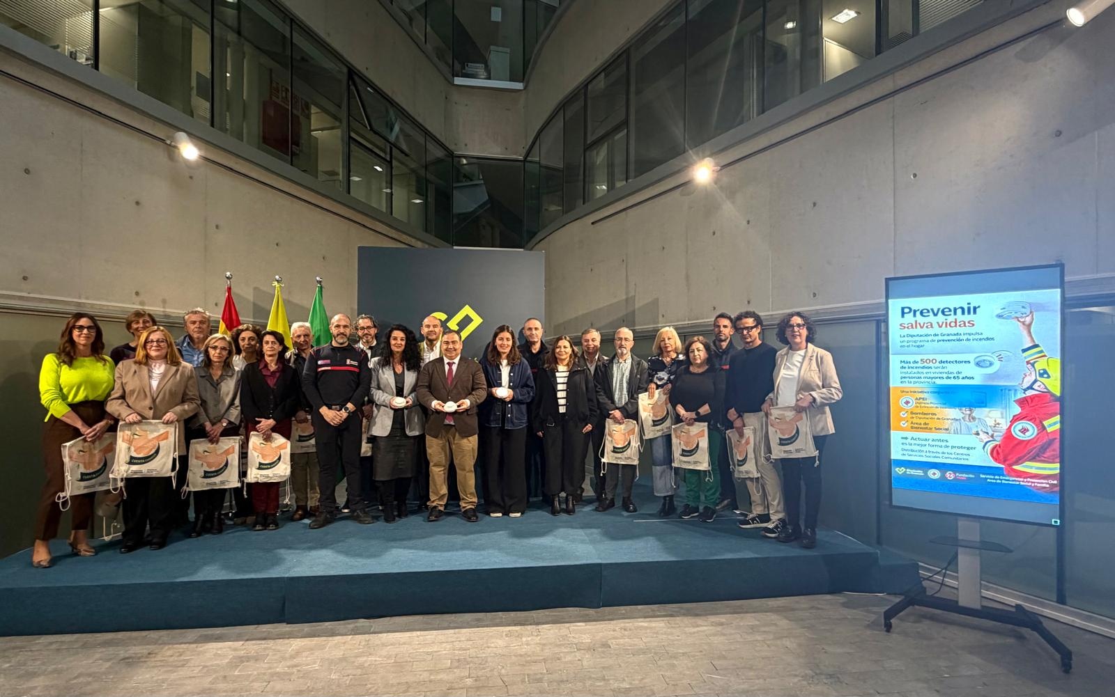 la-diputacion-de-granada-distribuye-500-detectores-de-humo-para-proteger-a-personas-mayores-de-65-anos-en-sus-hogares