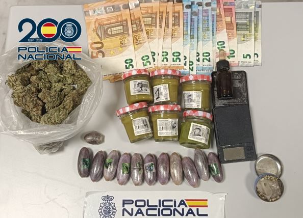 motril-interceptados-con-droga-bascula-y-dinero-tras-delatarse-por-el-olor-a-marihuana-en-un-control-policial
