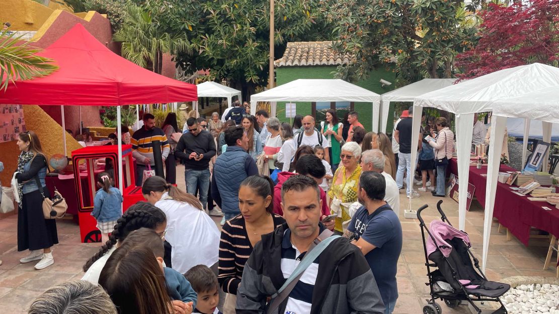 almunecar-convierte-la-plaza-marruecos-en-un-circo-literario-con-la-iv-feria-del-libro-y-una-programacion-para-todas-las-edades