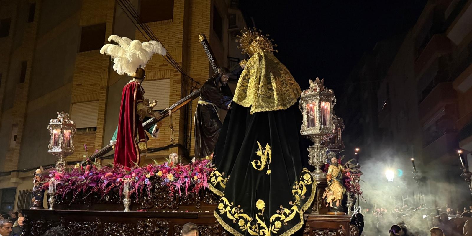 el-gran-poder-de-motril-senor-de-la-madruga-camina-entre-el-silencio-y-el-dolor-de-su-madre