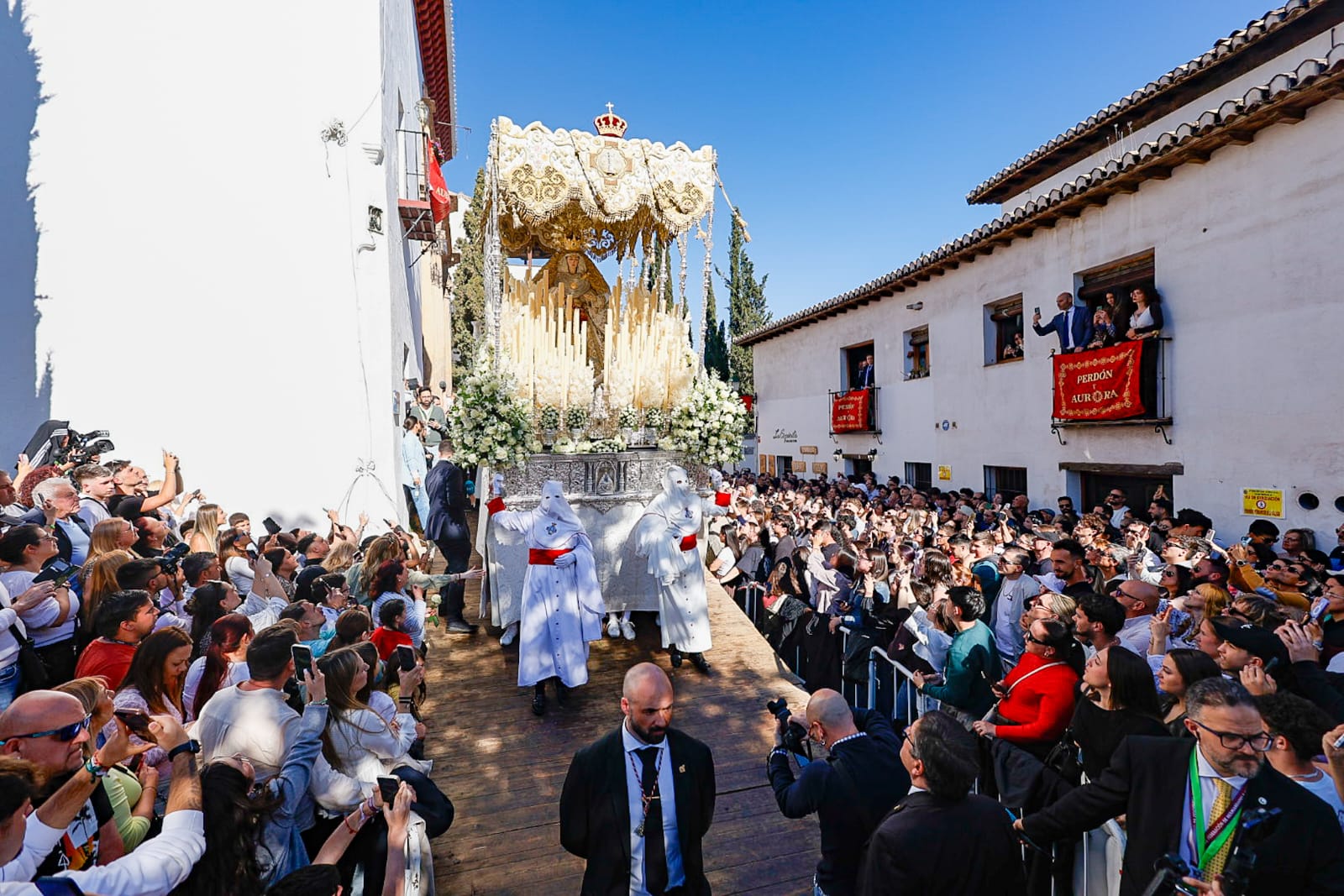 la-hermandad-de-la-aurora-abraza-a-granada-con-su-recogida-y-solemnidad-en-jueves-santo