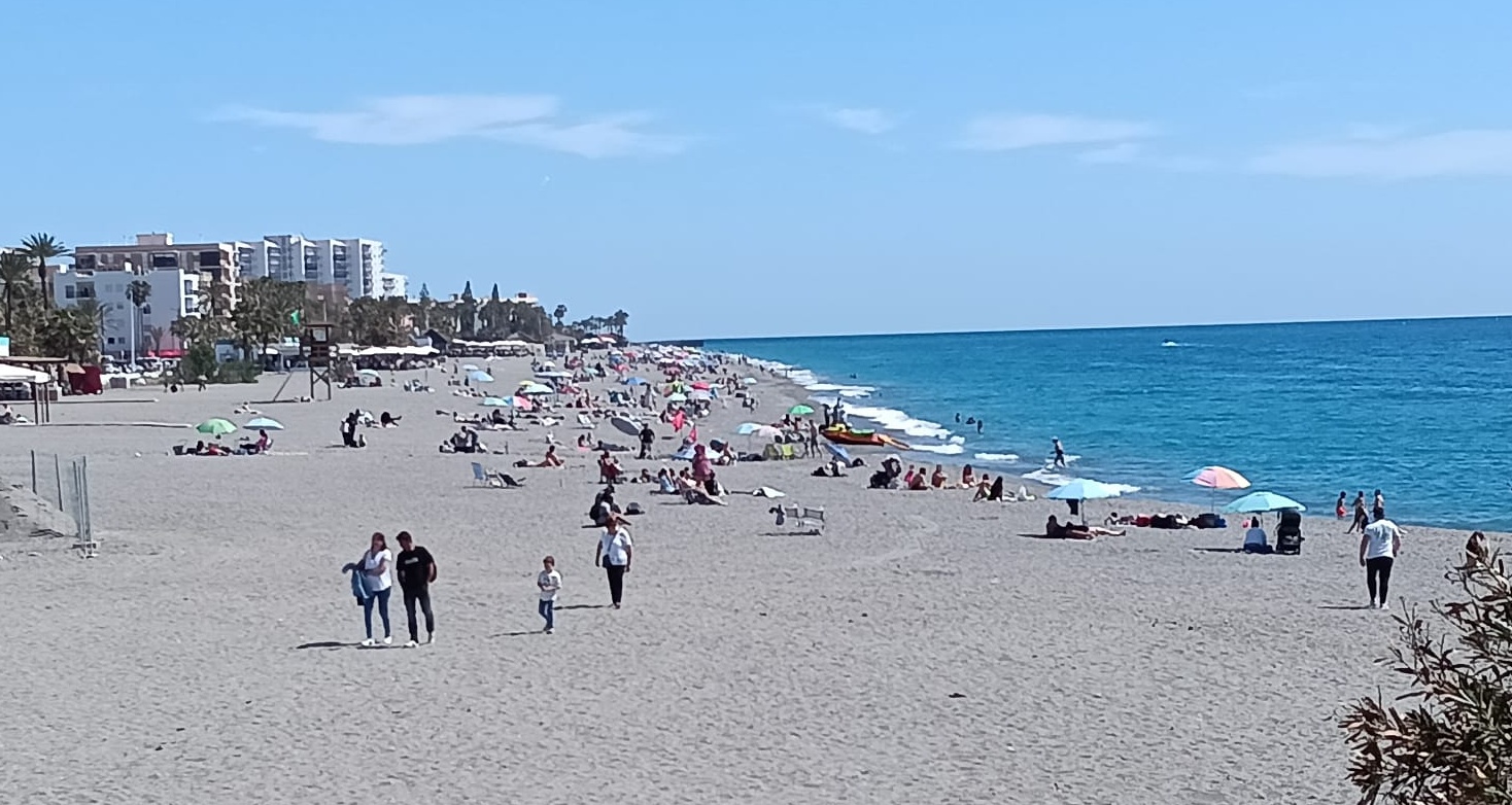 motril-alta-afluencia-turistica-en-la-costa-de-granada-playas-muy-concurridas-y-auge-del-turismo-gastronomico-en-semana-santa