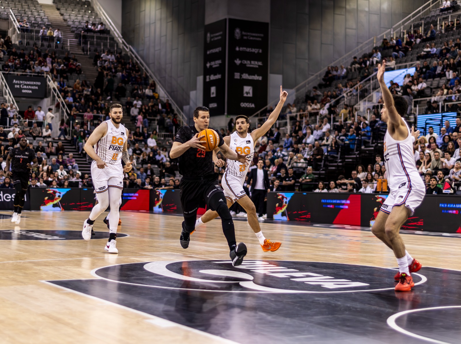 el-coviran-granada-acaricia-la-victoria-pero-cae-ante-un-basquet-girona-mas-efectivo-en-el-final-por-84-91