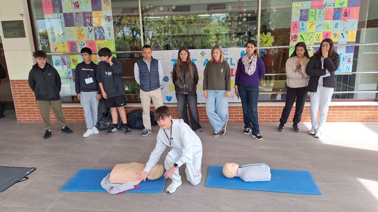 almunecar-alumnos-del-ies-puerta-del-mar-ensenan-primeros-auxilios-por-el-dia-mundial-de-la-salud