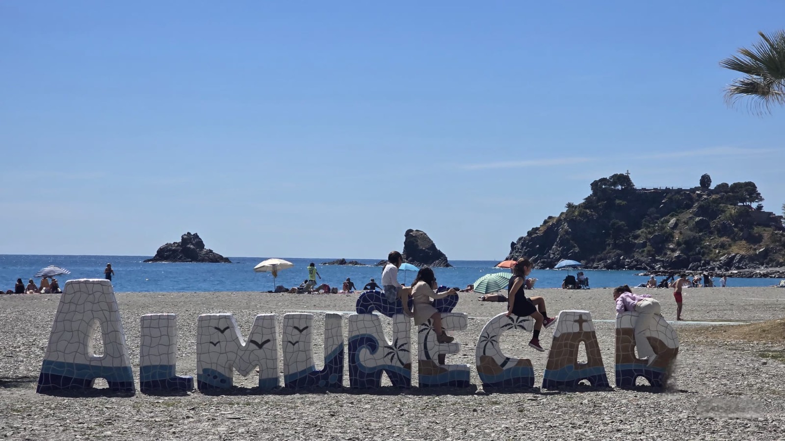 almunecar-roza-el-95-de-ocupacion-en-semana-santa-2026-refuerza-seguridad-con-el-plan-longinos-y-moviliza-33-efectivos-extra-en-limpieza-y-playas