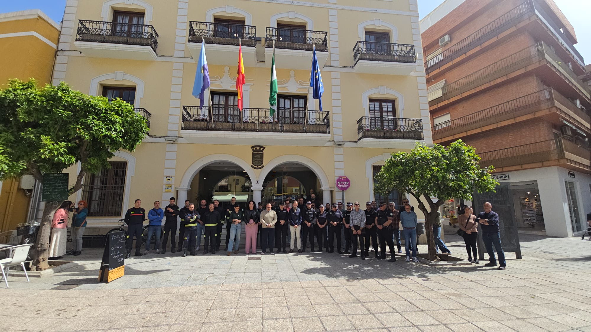 la-ciudad-de-almunecar-despide-con-emocion-a-victor-hernandez-agente-fallecido-a-los-43-anos