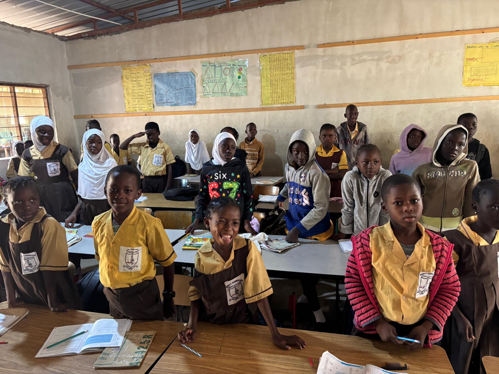 guardias-civiles-solidarios-mejora-un-colegio-de-gambia-con-la-instalacion-de-nuevas-ventanas