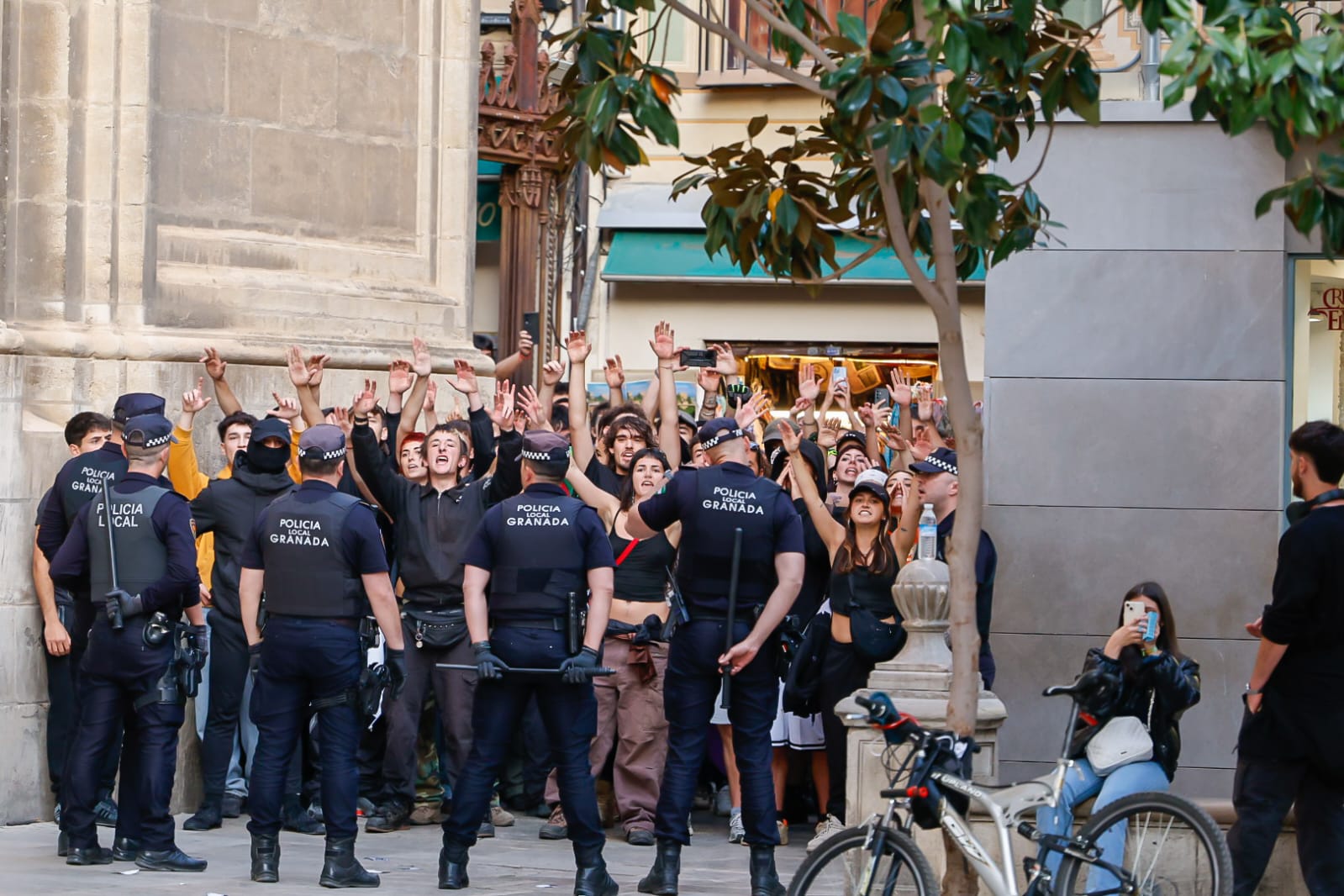 granada-detenido-tras-los-altercados-en-el-mitin-de-vox-con-agresion-a-un-agente-en-las-pasiegas