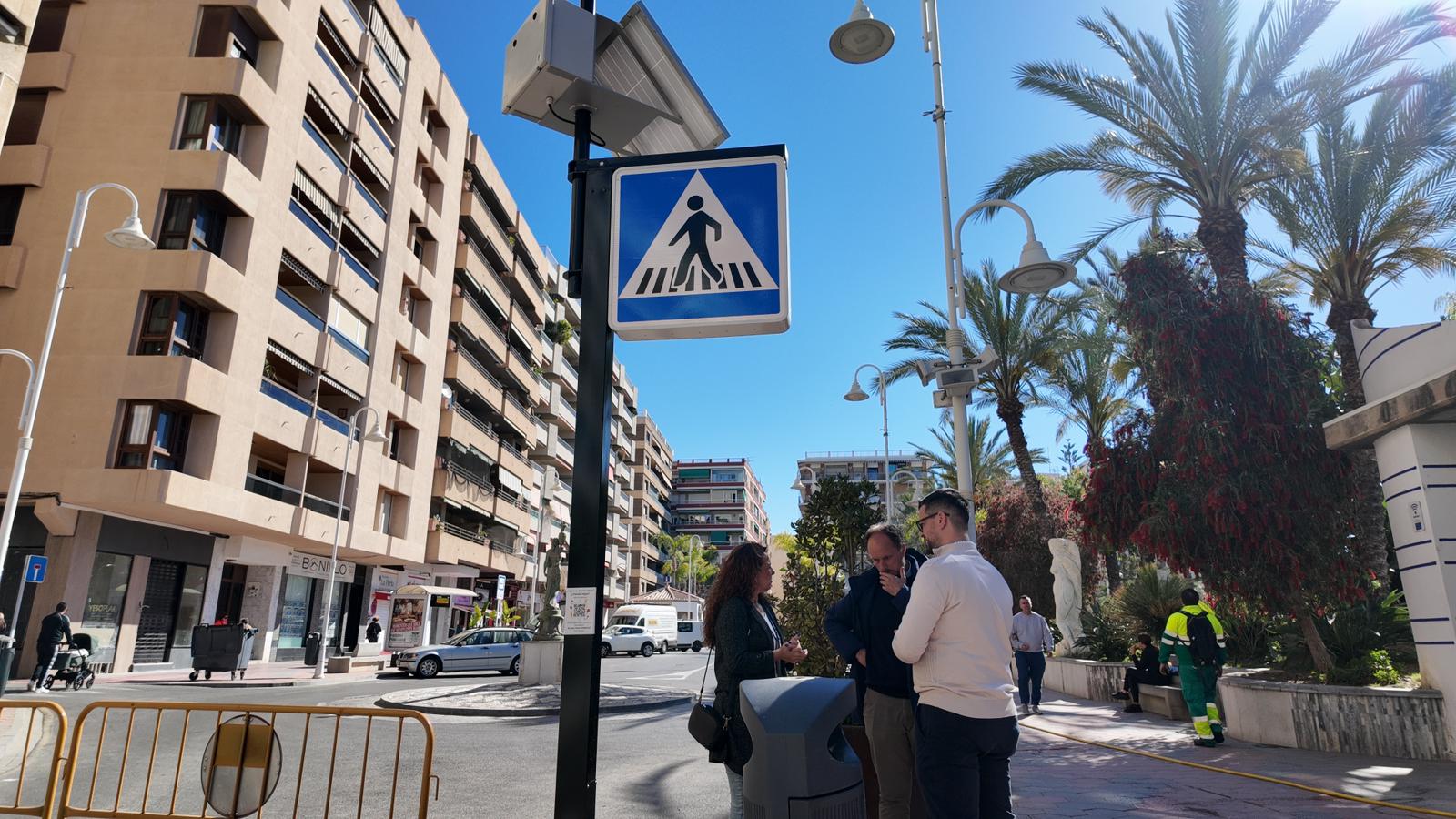 almunecar-invierte-casi-100-mil-euros-96-558-euros-en-14-pasos-de-peatones-inteligentes-con-iluminacion-led-para-mejorar-la-seguridad-vial