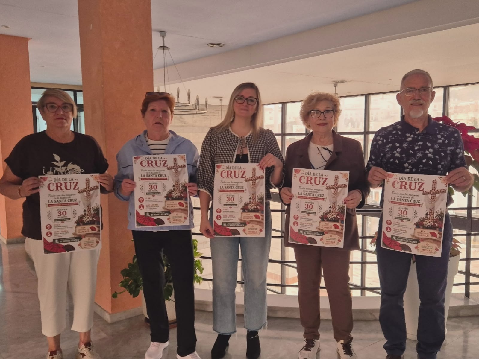 salobrena-revive-la-cruz-de-la-loma-con-ofrenda-floral-y-fiesta-para-mayores-en-el-dia-de-la-cruz