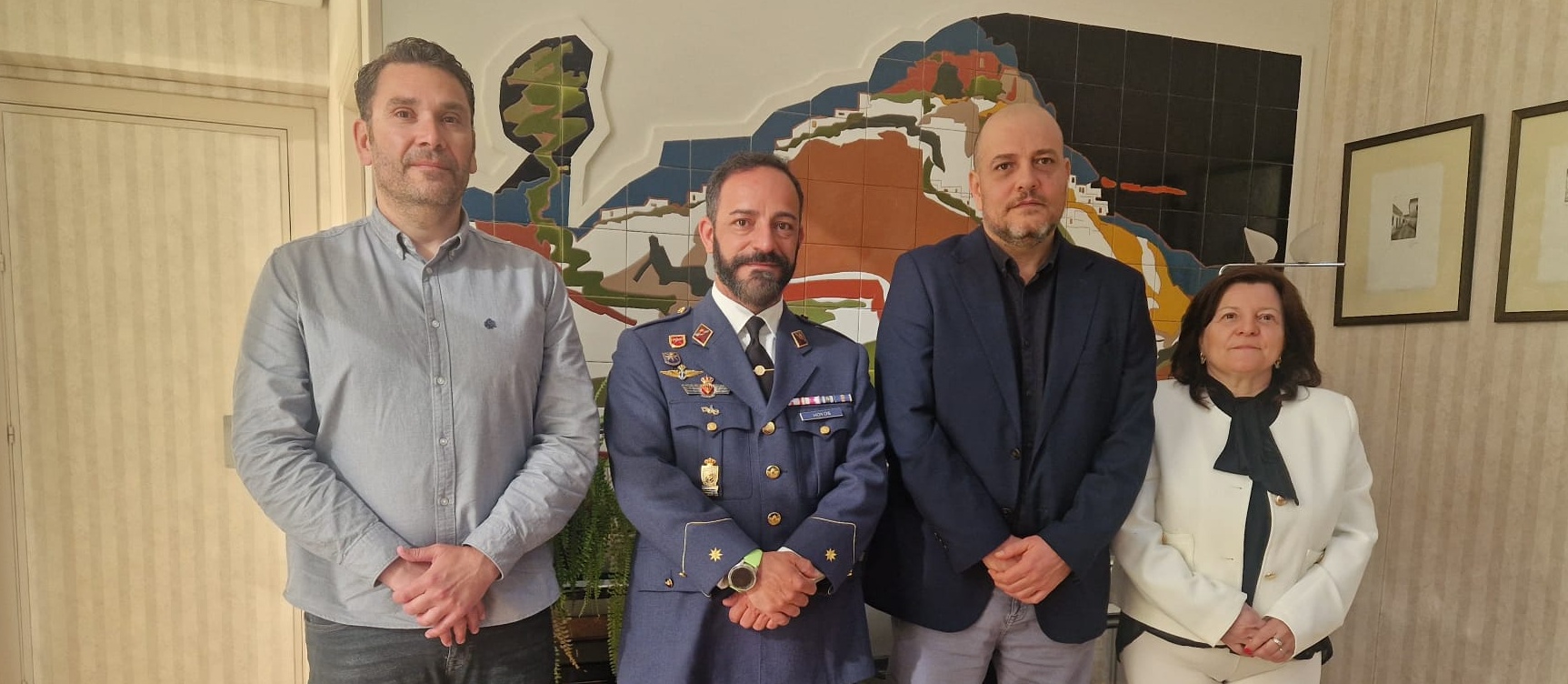 salobrena-el-nuevo-comandante-del-eva-9-realiza-su-primera-visita-institucional-a-la-villa-para-reforzar-la-colaboracion-con-el-ayuntamiento