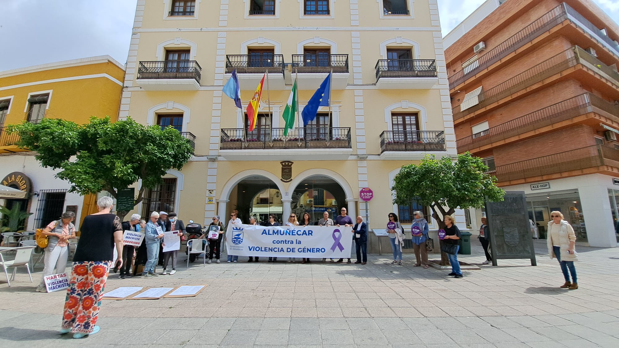 almunecar-la-corporacion-municipal-y-vecinos-muestran-su-rechazo-a-la-violencia-machista