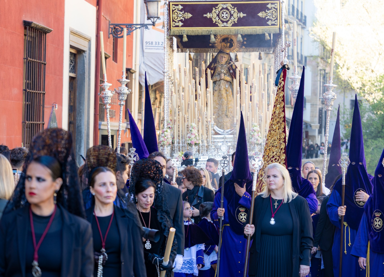 granada-el-via-crucis-cautiva-con-el-senor-de-la-amargura-y-la-virgen-de-las-lagrimas-entre-el-silencio-y-la-devocion