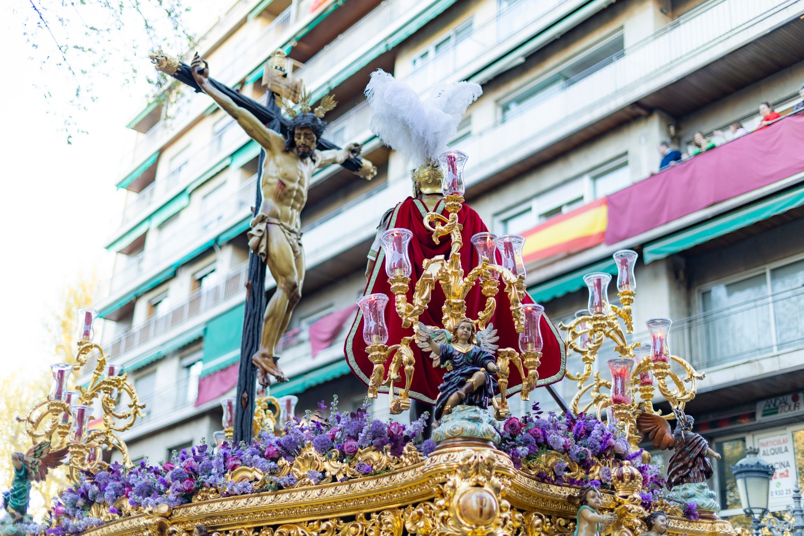 cristo-de-la-lanzada-y-maria-santisima-de-la-caridad-fascinan-a-granada-en-el-martes-santo-2026