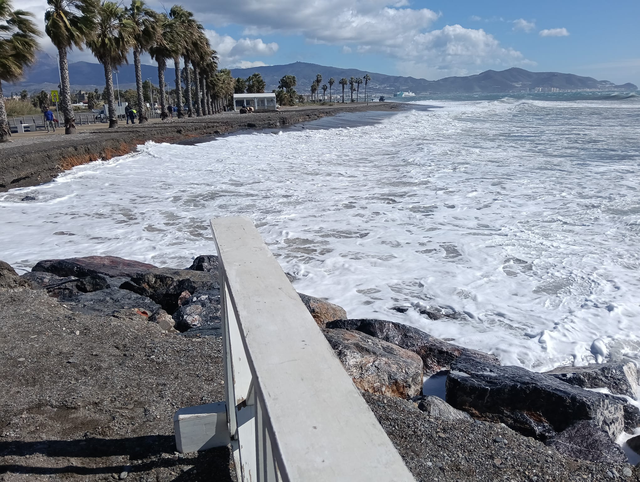 motril-costas-inicia-la-reparacion-del-espigon-nuevas-defensas-y-aportes-de-arena-tras-los-danos-de-los-temporales