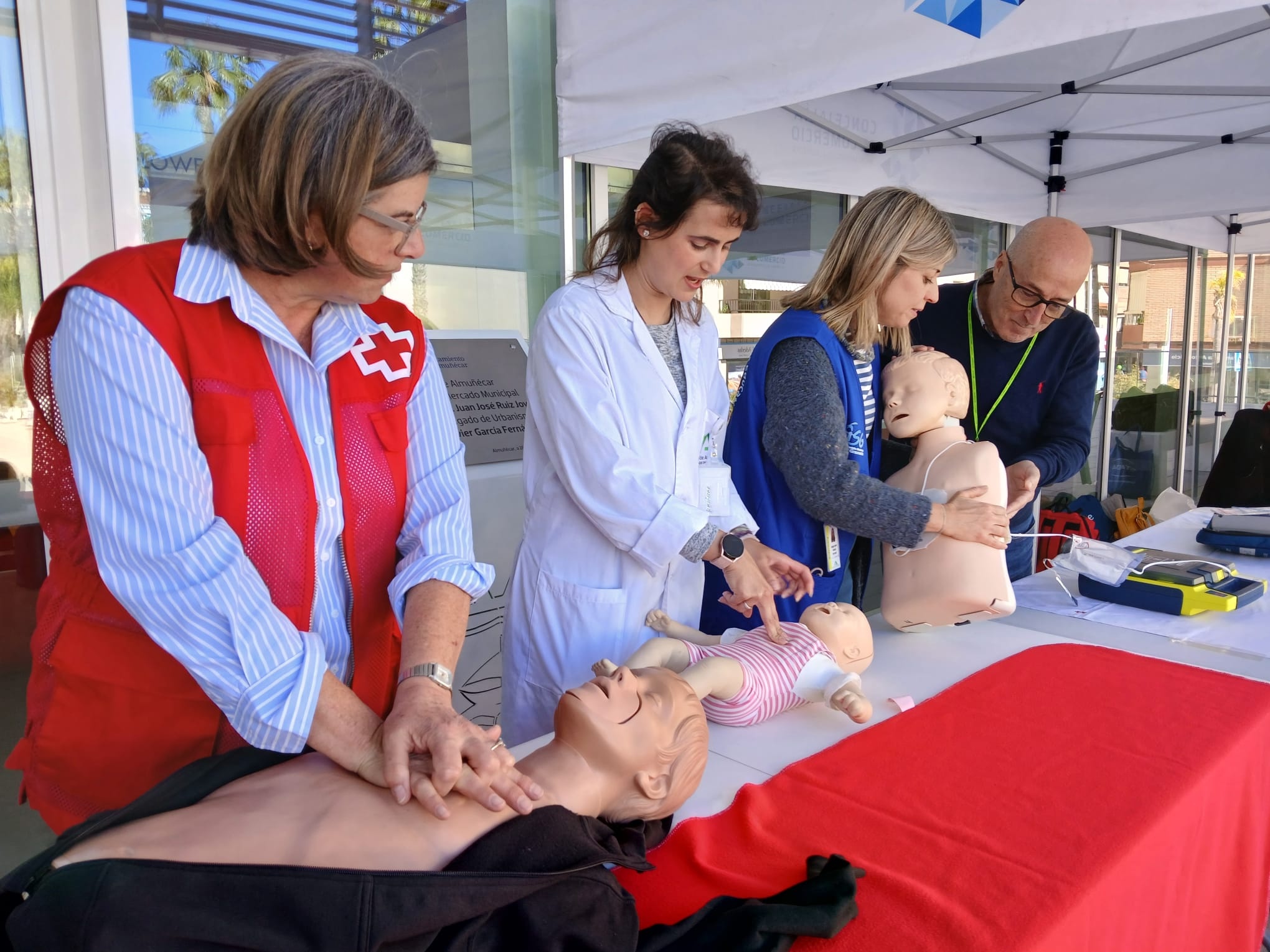 enfermeras-de-almunecar-salen-a-la-calle-para-fomentar-el-envejecimiento-activo-tomar-la-tension-y-ensenar-primeros-auxilios