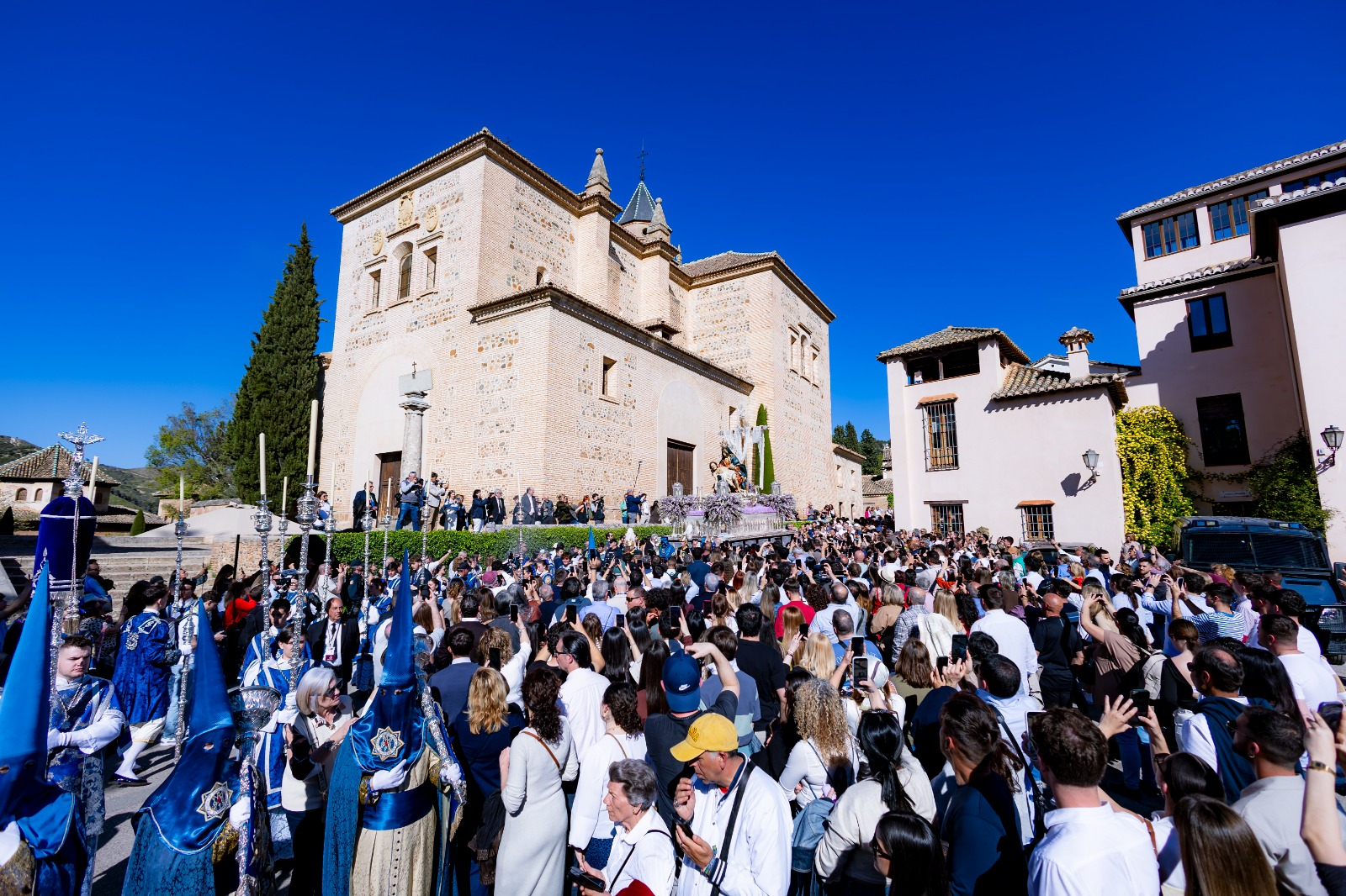 granada-santa-maria-de-la-alhambra-llena-de-solemnidad-el-sabado-santo-con-su-emblematica-bajada-a-la-ciudad