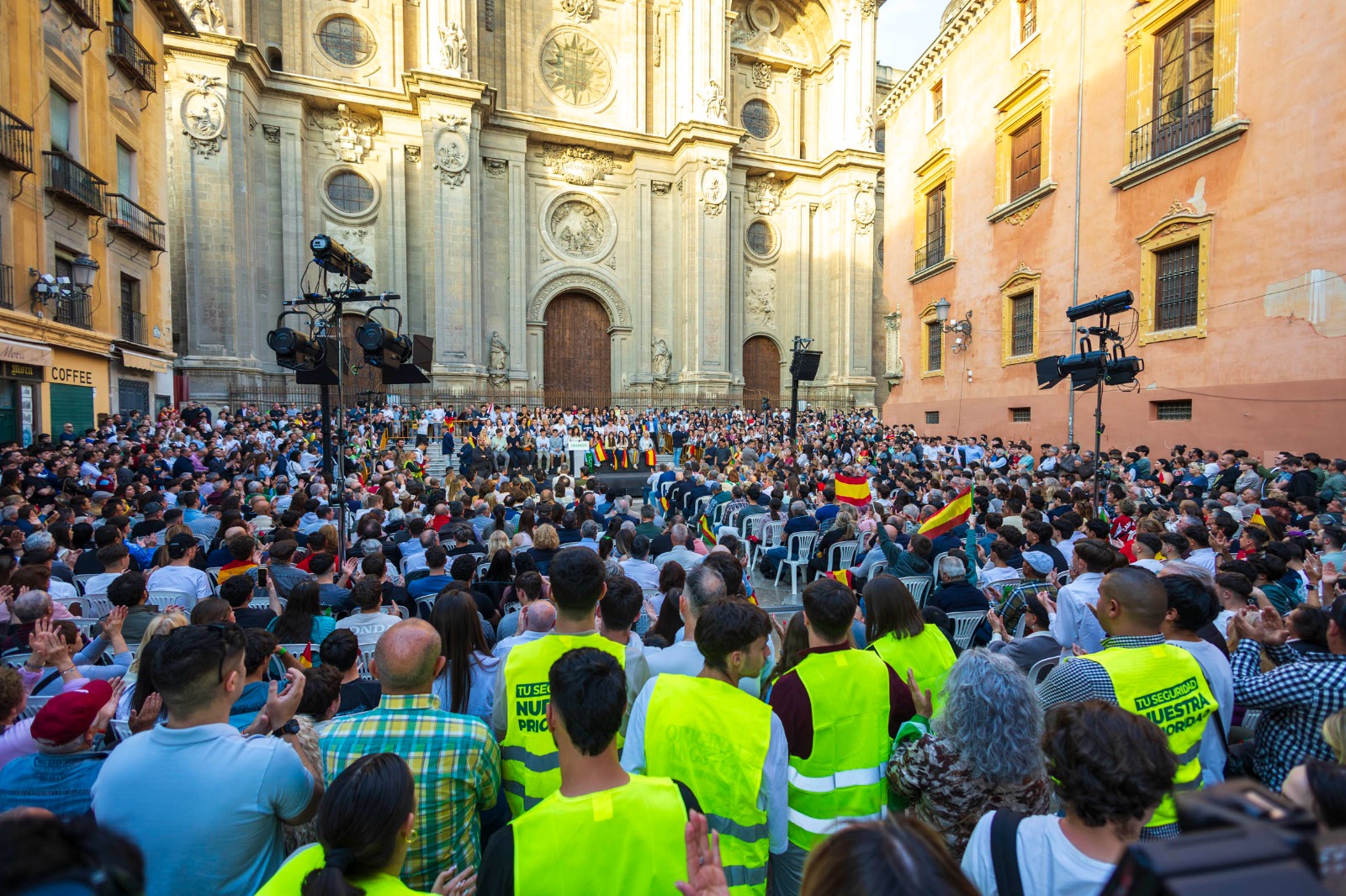 abascal-arremete-en-granada-el-sanchismo-ha-convertido-las-instituciones-en-un-instrumento-de-poder-ante-una-plaza-de-las-pasiegas-abarrotada