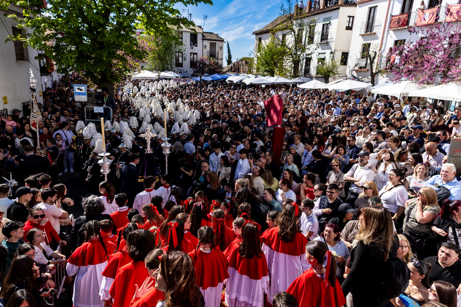 la-hermandad-de-la-aurora-abraza-a-granada-con-su-recogida-y-solemnidad-en-jueves-santo