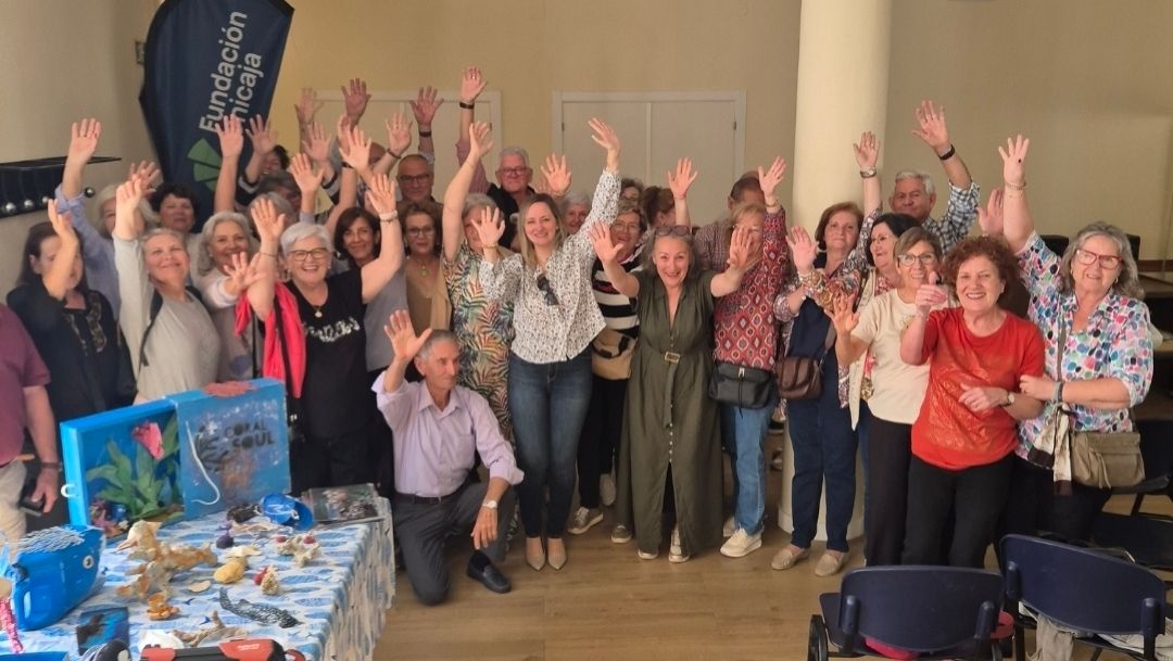 salobrena-mayores-de-la-villa-disfrutan-del-programa-descubriendo-corales-con-actividades-inmersivas-y-creativas-sobre-el-mar