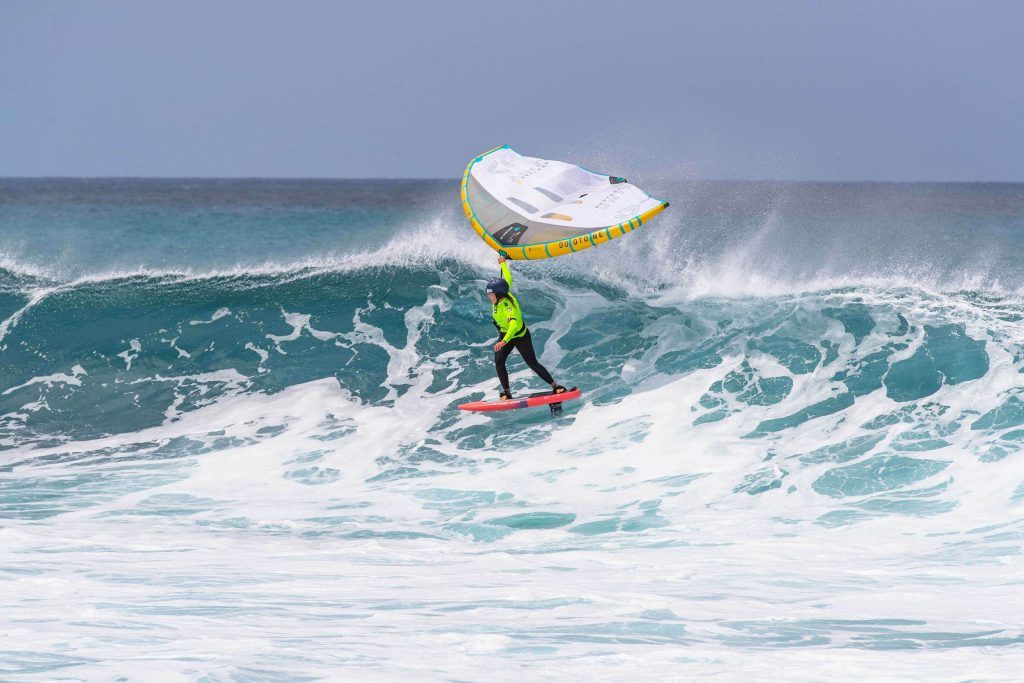 almunecar-la-campeona-de-wingfoil-nia-suardiaz-disfruta-del-viento-y-las-olas-sexitanas-tras-competir-en-el-defi-wind-de-francia