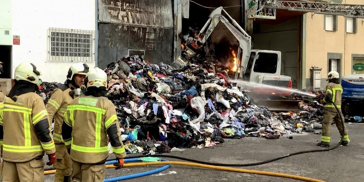 extinguido-tras-cuatro-dias-el-incendio-de-una-nave-textil-en-juncaril-que-obligo-a-cortar-el-tren-y-movilizo-grandes-medios-en-peligros