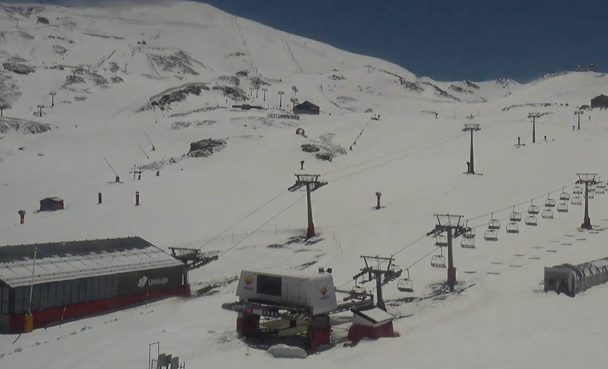 granada-la-nieve-regresa-a-sierra-nevada-y-borra-algunas-calvas-dejadas-por-la-primavera