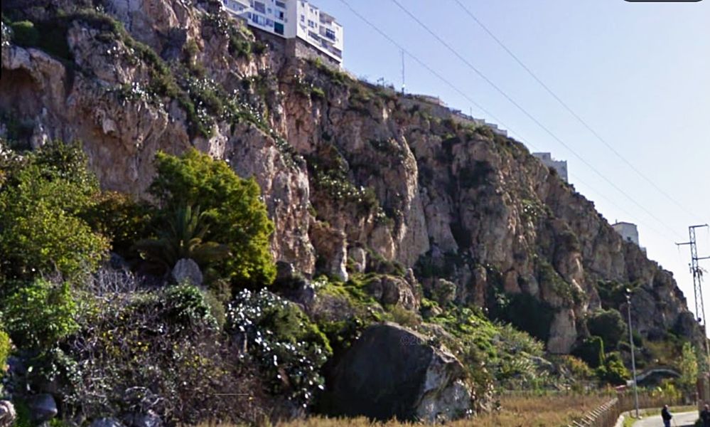 salobrena-la-oleada-de-vandalismo-no-da-tregua-y-golpea-cada-fin-de-semana-la-villa-los-bancos-de-un-mirador-aparecen-despenados-en-la-ladera