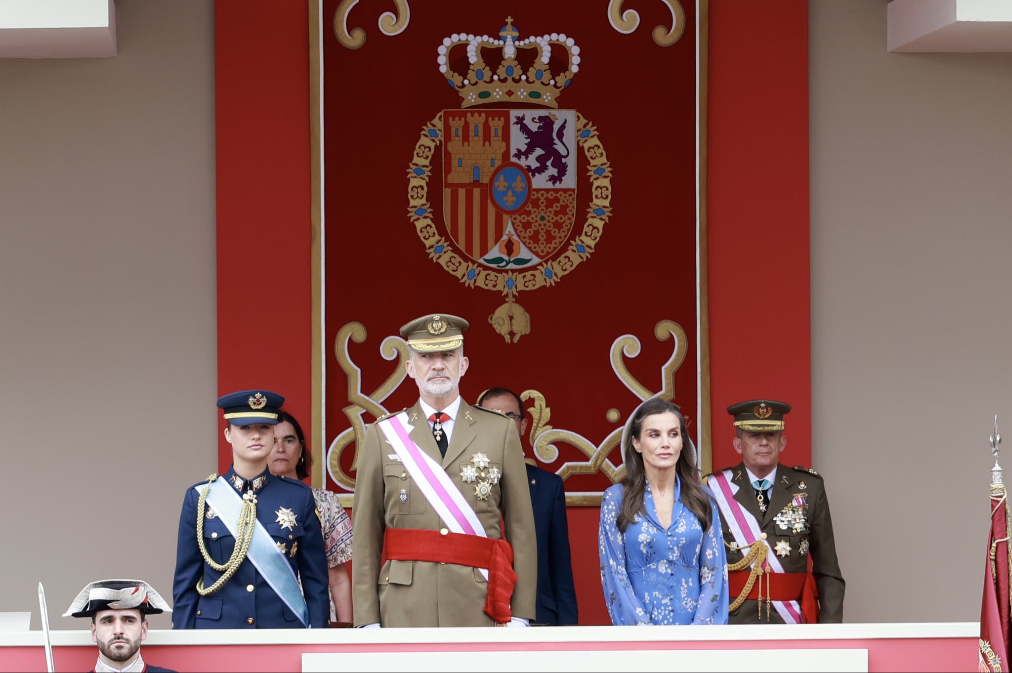 sus-majestades-los-reyes-y-la-princesa-de-asturias-presiden-en-vigo-el-dia-de-las-fuerzas-armadas-ante-mas-de-3-700-militares-y-miles-de-asistentes