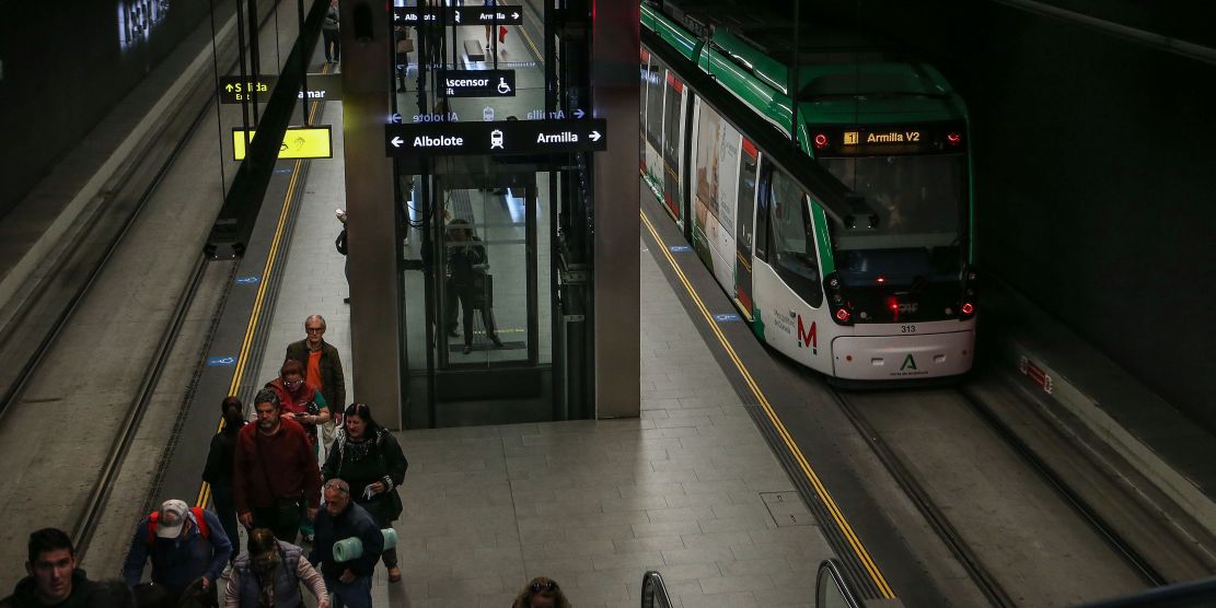 el-metro-granada-afronta-el-corpus-con-tension-laboral-y-riesgo-de-paros