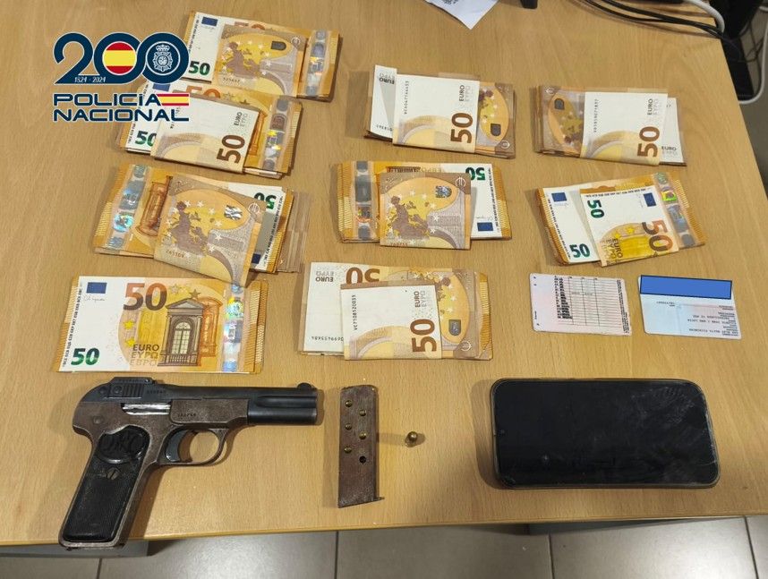 granada-detenido-en-distrito-norte-un-fugitivo-con-cuatro-ordenes-judiciales-llevaba-una-pistola-y-8-300-euros-en-una-mochila