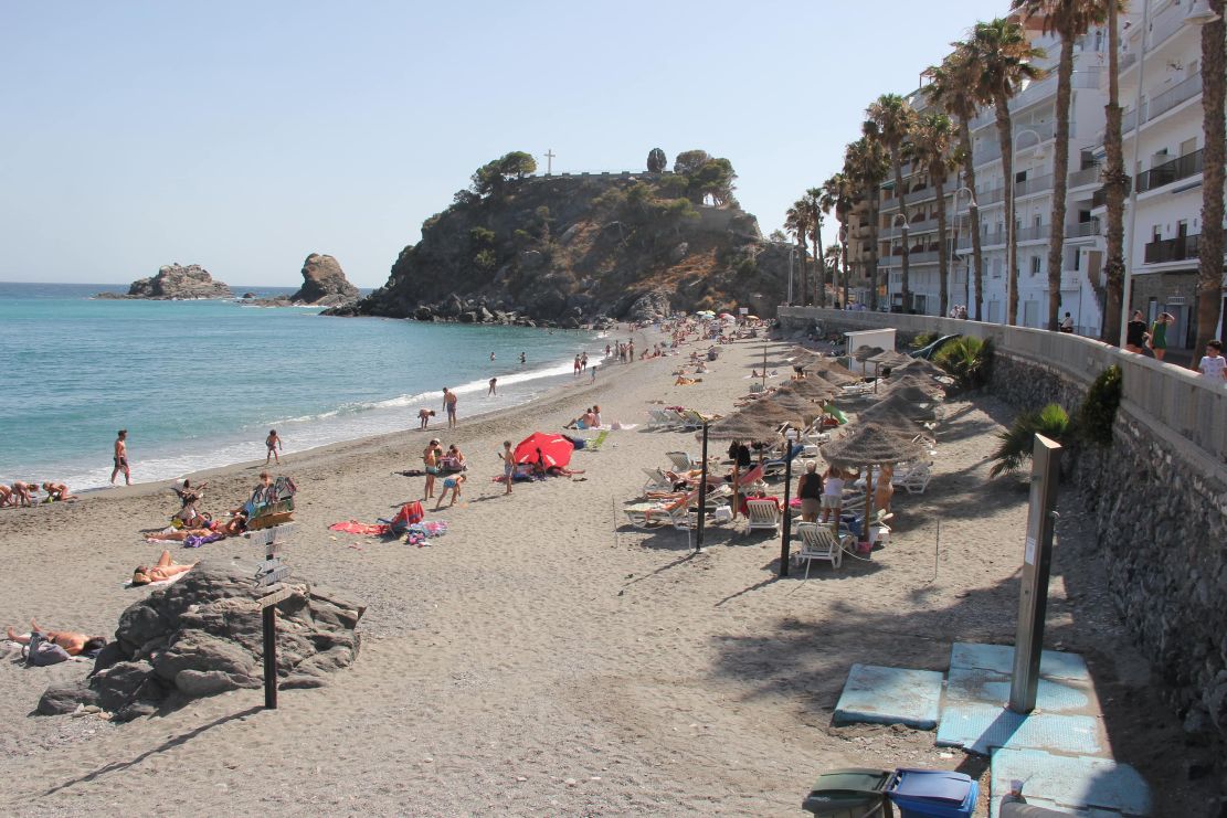 almunecar-y-la-herradura-rozaran-los-26-grados-en-un-fin-de-semana-donde-la-primavera-sonara-a-verano-entre-playas-y-su-rico-patrimonio-arqueologico