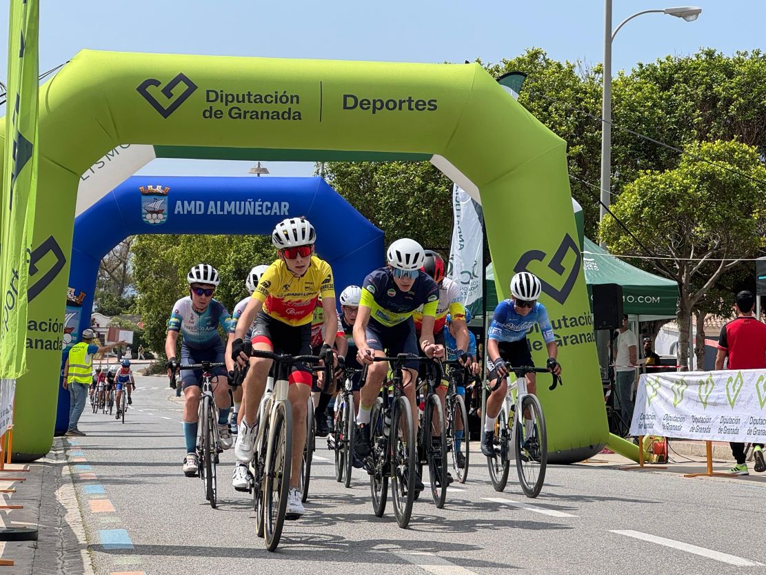 almunecar-mas-de-150-corredores-participan-en-el-xxxiv-memorial-david-gonzalez-junto-a-la-playa-de-el-calabajio