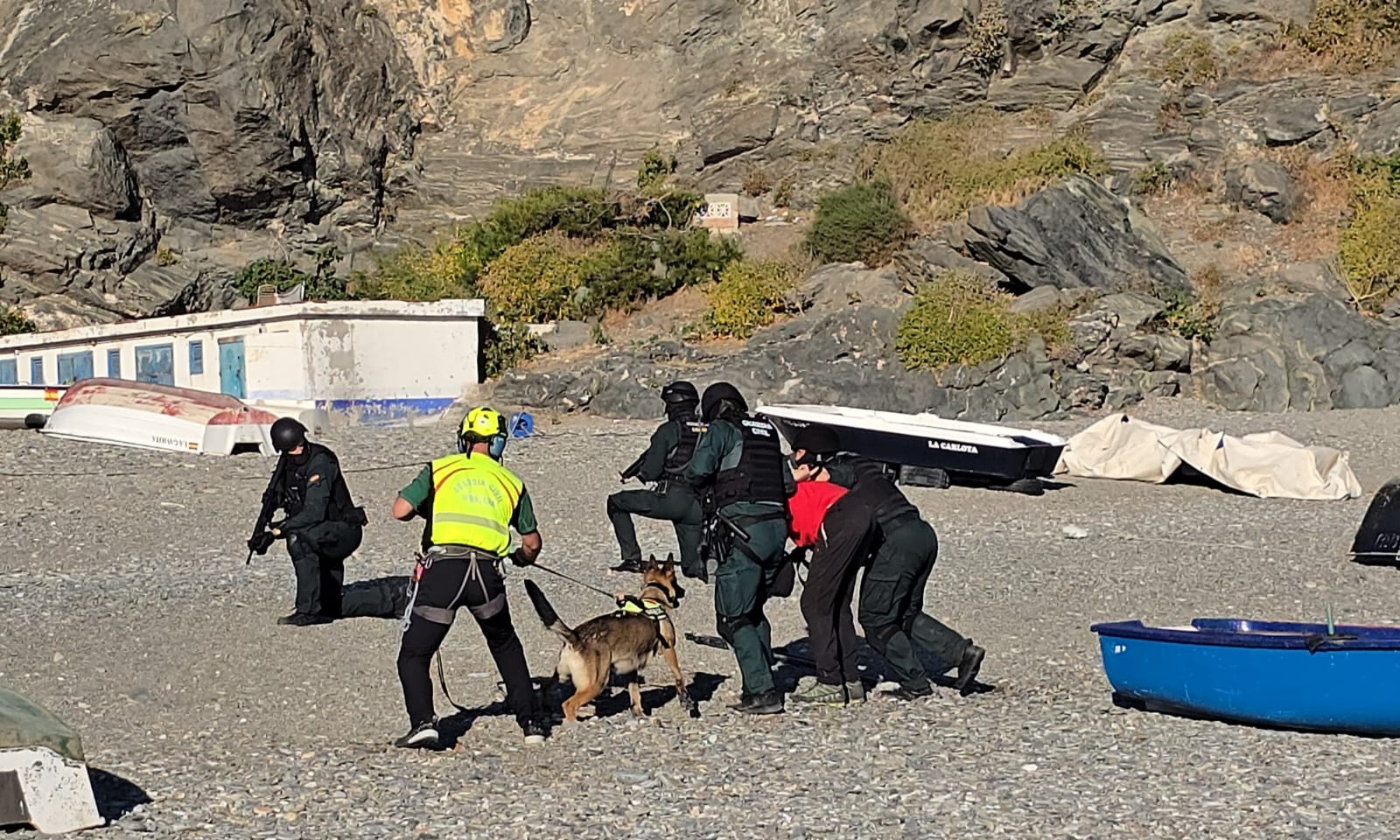 almunecar-helicopteros-rescates-y-persecuciones-la-guardia-civil-deslumbra-en-la-playa-de-san-cristobal