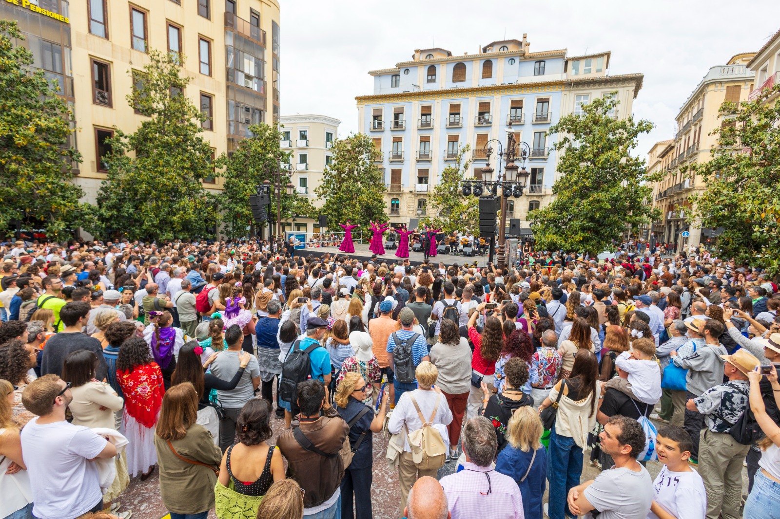 granada-se-entrega-a-sus-cruces-primavera-barrio-y-alegria-compartida