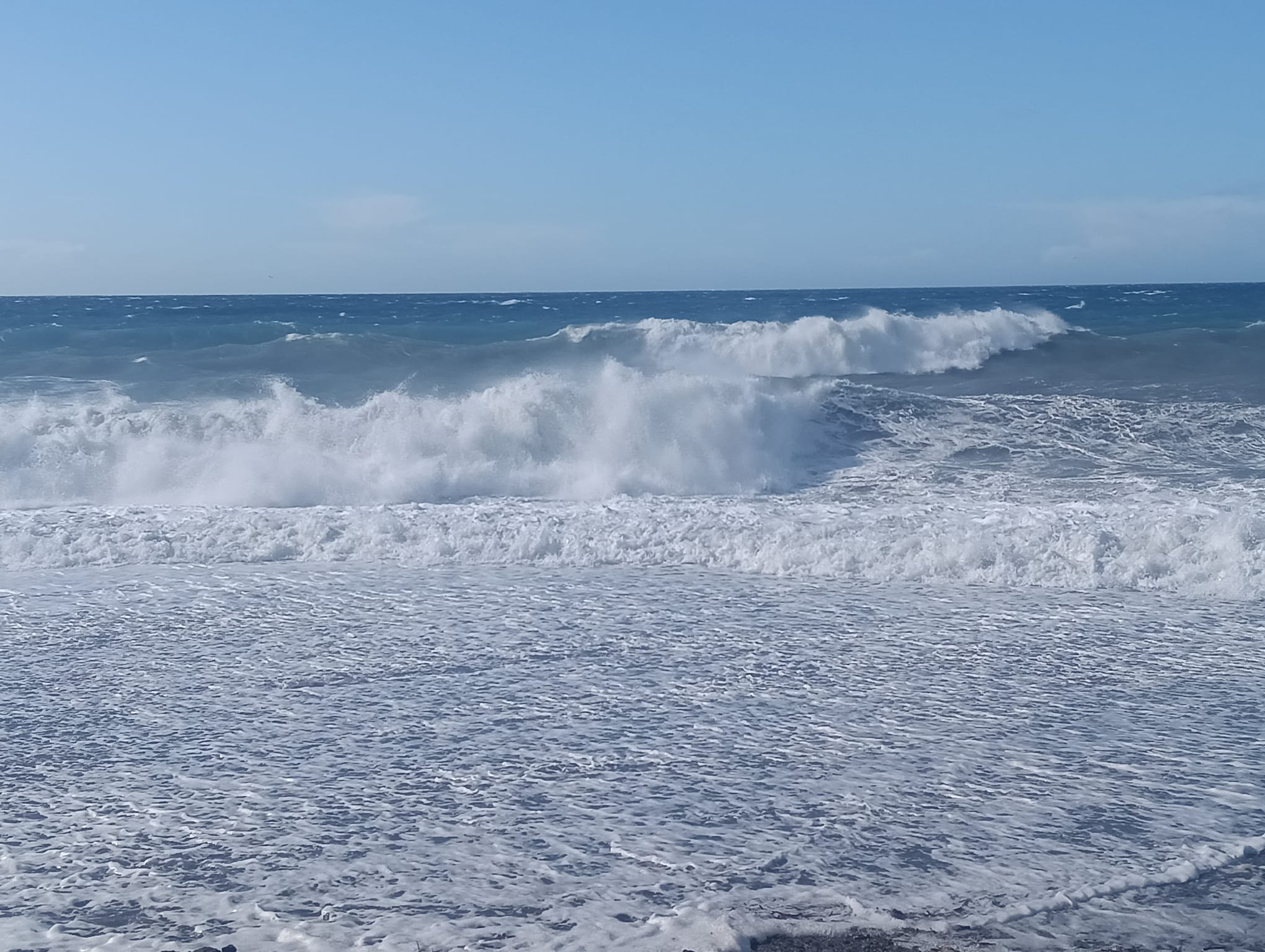 motril-alerta-amarilla-por-viento-y-fenomenos-costeros-en-la-costa-de-granada-oleaje-y-rachas-intensas-marcaran-el-viernes