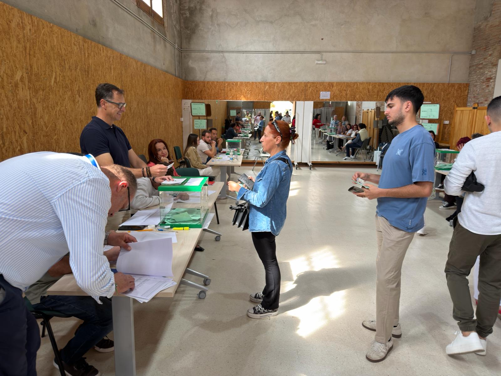 granada-lidera-la-movilizacion-electoral-a-las-18h-con-una-subida-de-9-puntos-y-andalucia-alcanza-ya-el-5216-de-participacion