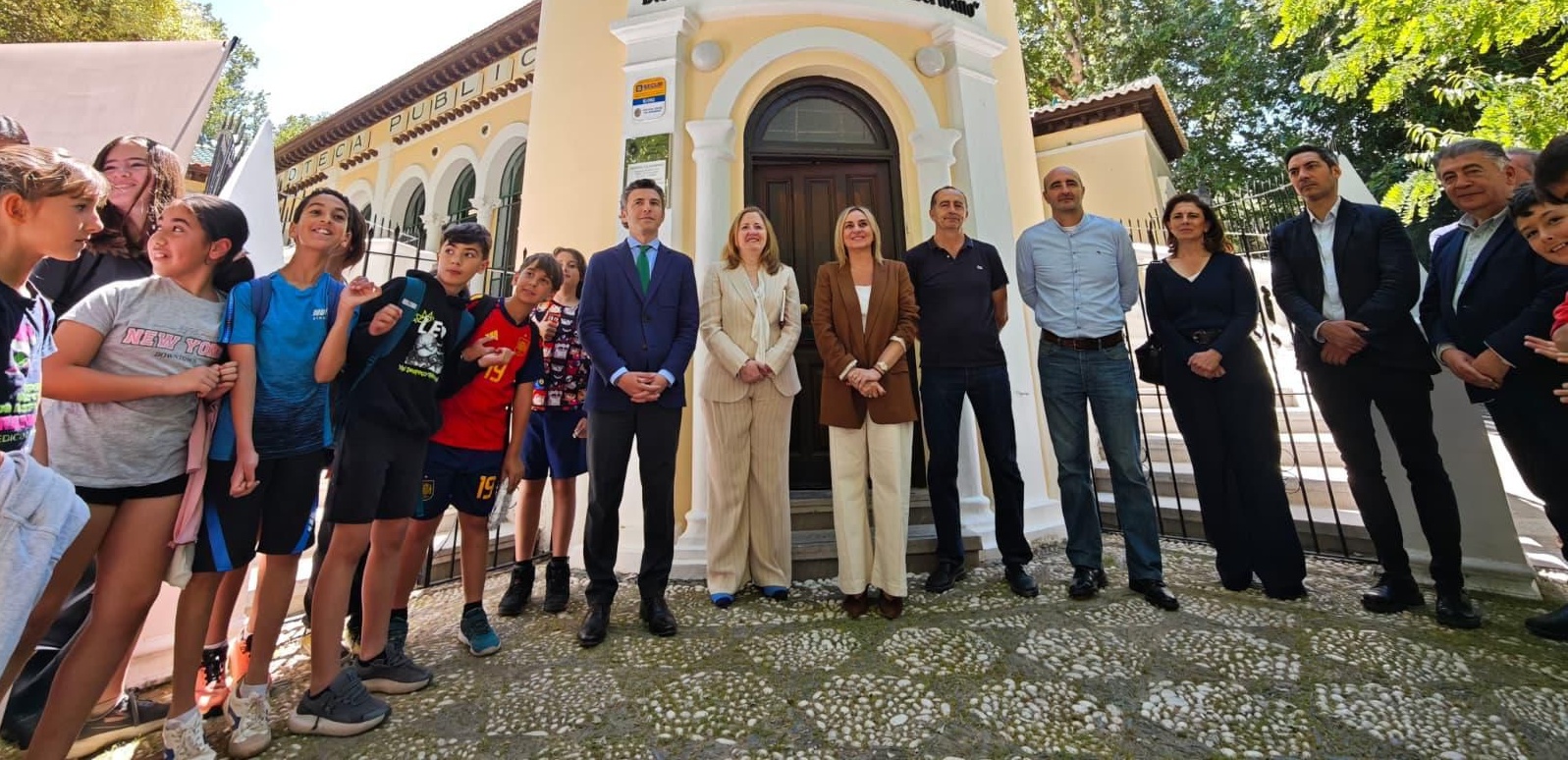 granada-reabre-un-icono-cultural-la-biblioteca-del-salon-renovada-y-con-homenaje-a-mariluz-escribano
