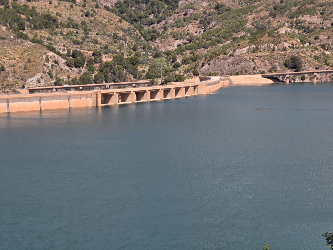 motril-los-regantes-denuncian-que-pese-a-haber-agua-embalsada-la-falta-de-las-canalizaciones-tras-20-anos-de-retraso-agrava-la-sobreexplotacion-de-acuiferos