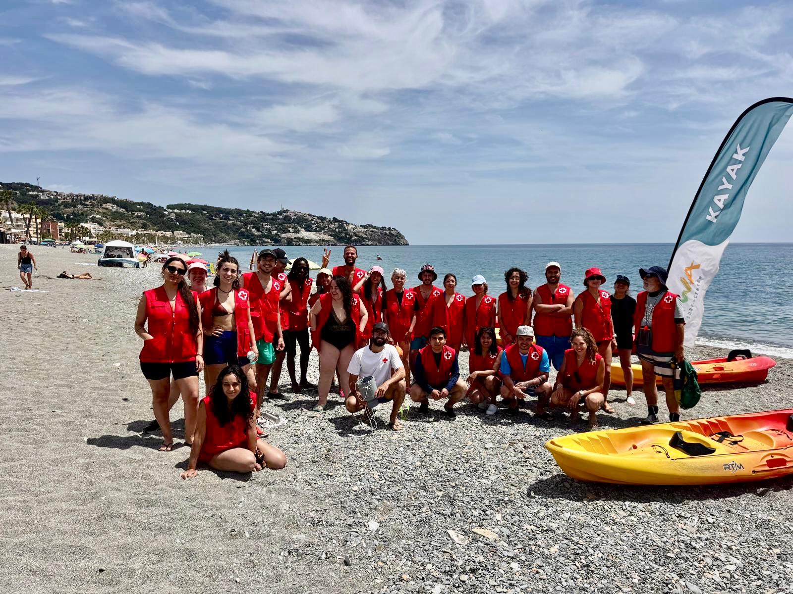 almunecar-una-veintena-de-voluntarios-de-cruz-roja-retira-75-kilos-de-basura-y-analiza-microplasticos-en-una-jornada-ambiental-en-la-herradura