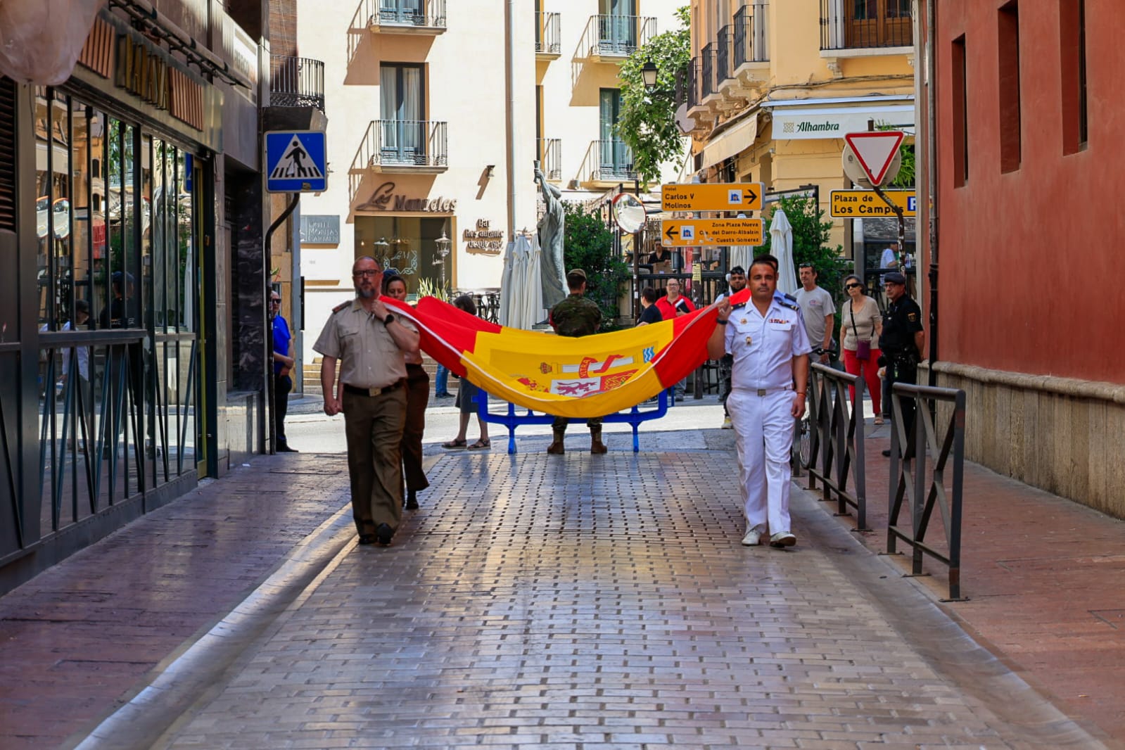 la-capitania-general-de-granada-acoge-el-homenaje-a-la-bandera-por-el-dia-de-las-fuerzas-armadas