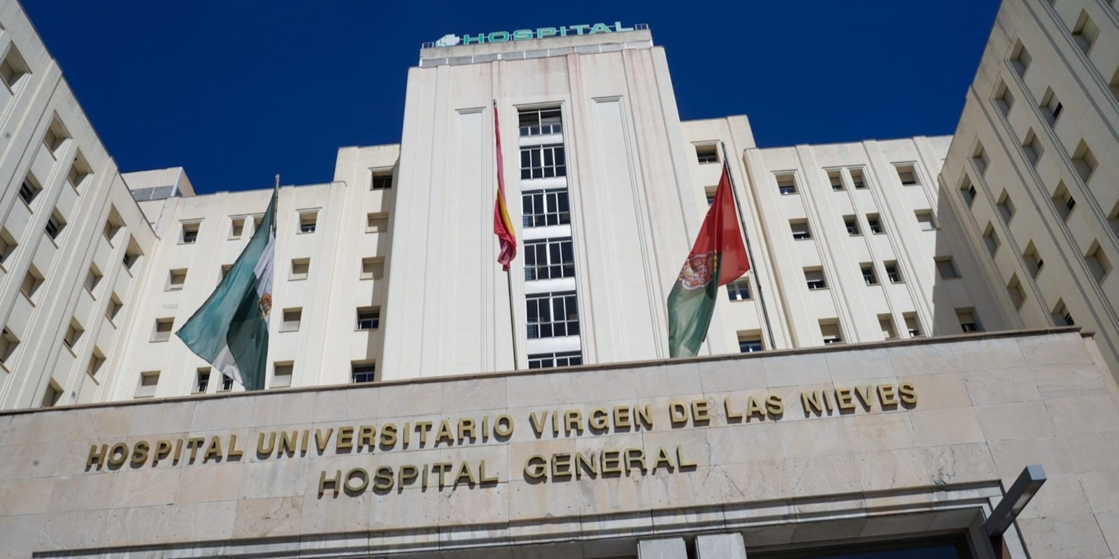 un-coche-acaba-volcado-junto-al-metro-de-granada-y-deja-cuatro-heridos