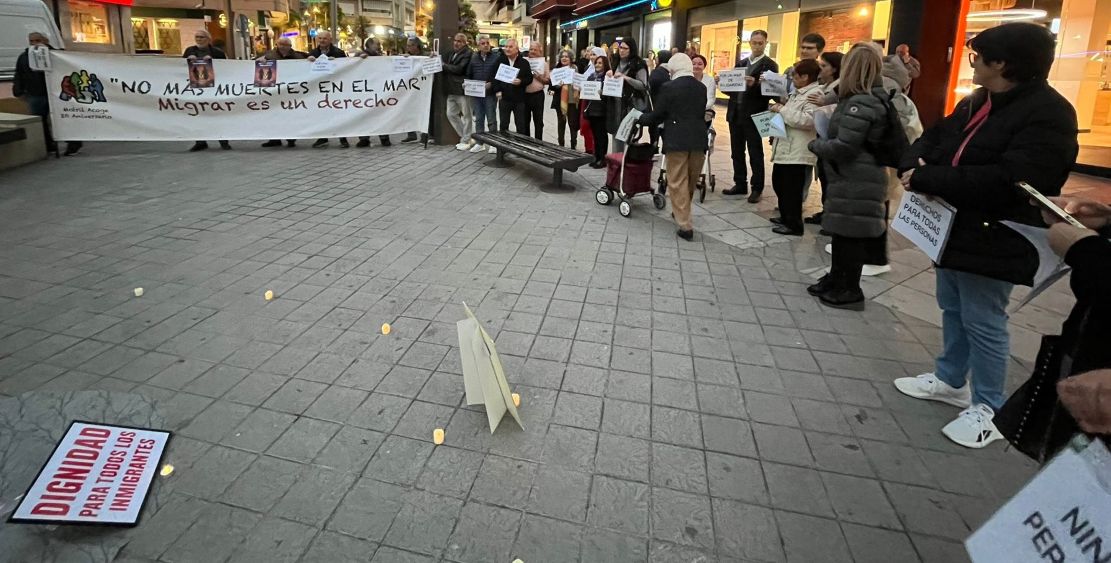 motril-acoge-reclama-trabajo-digno-y-regularizacion-en-un-nuevo-circulo-de-silencio