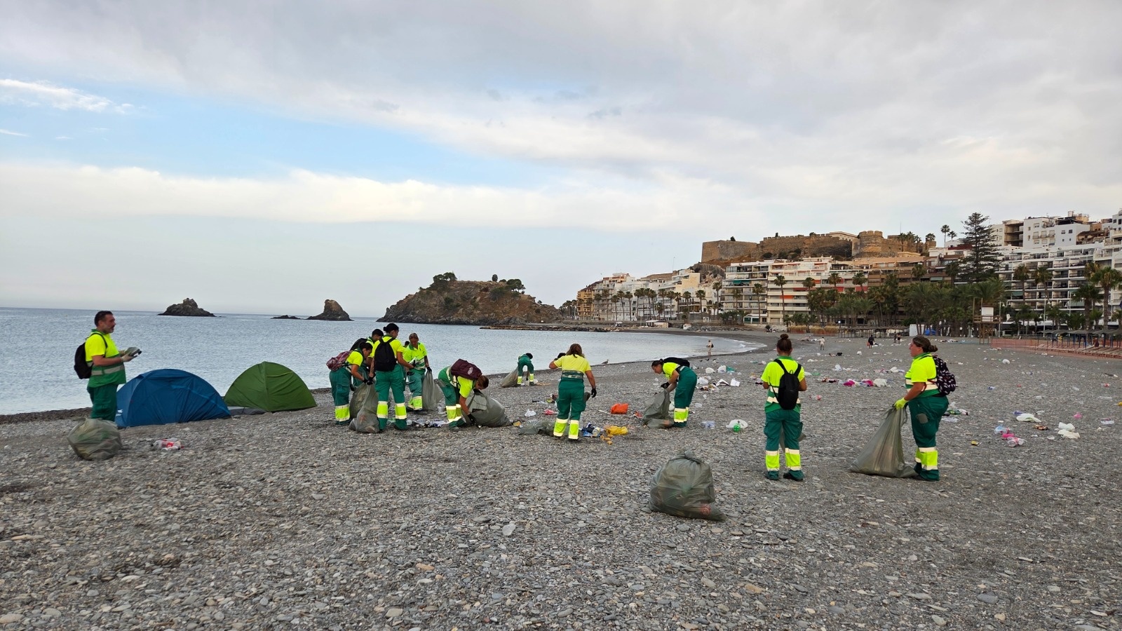 almunecar-despliega-un-dispositivo-especial-de-limpieza-con-40-operarios-y-maquinaria-pesada-para-san-juan-en-playas-y-paseos-maritimos