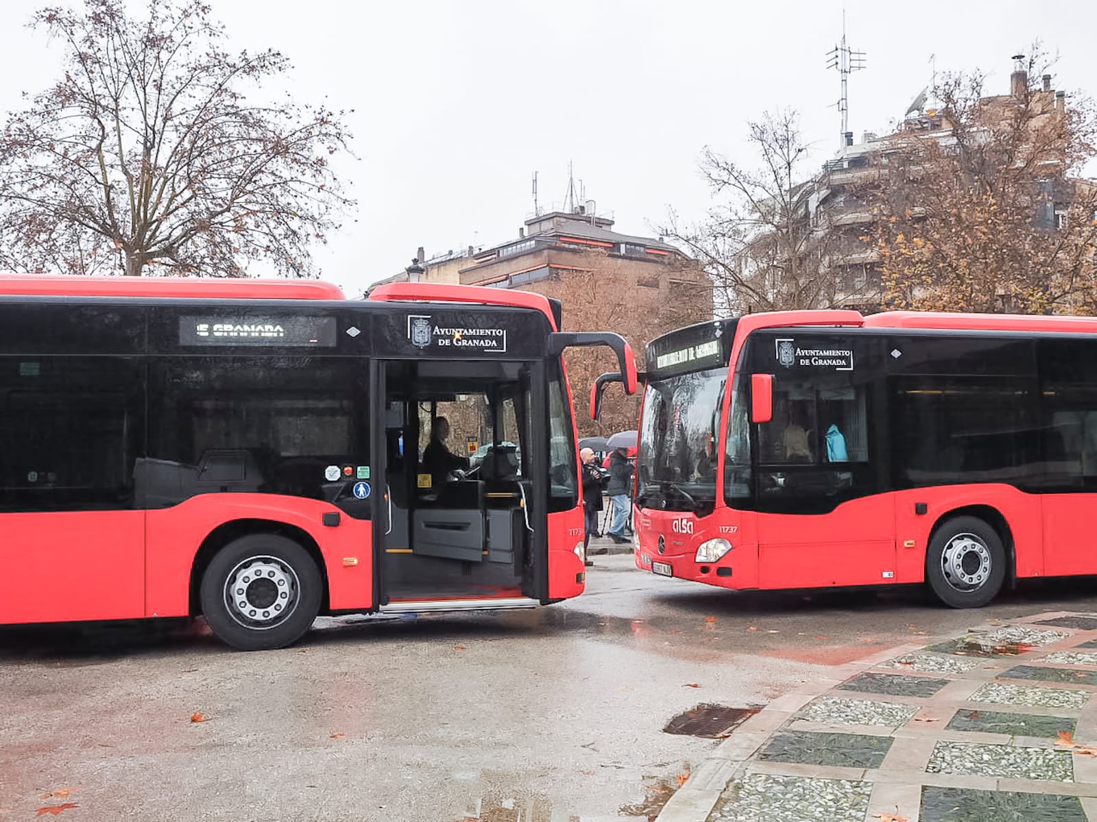 granada-la-linea-4-estrenara-el-nuevo-acceso-por-todas-las-puertas-de-los-autobuses-el-6-de-julio